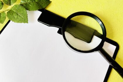 バインダーと虫眼鏡