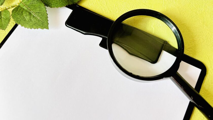 バインダーと虫眼鏡