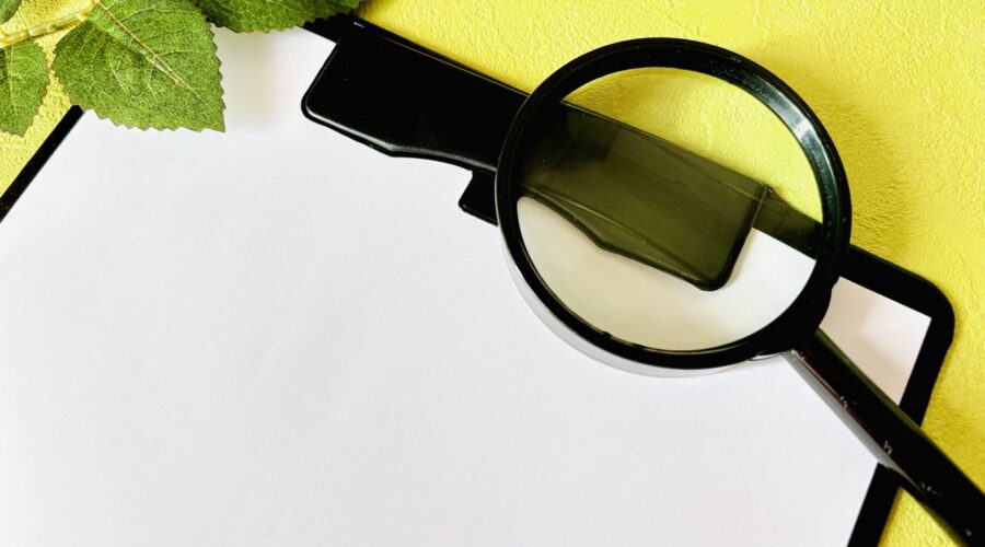 バインダーと虫眼鏡