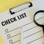 チェックリストと虫眼鏡