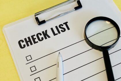 チェックリストと虫眼鏡