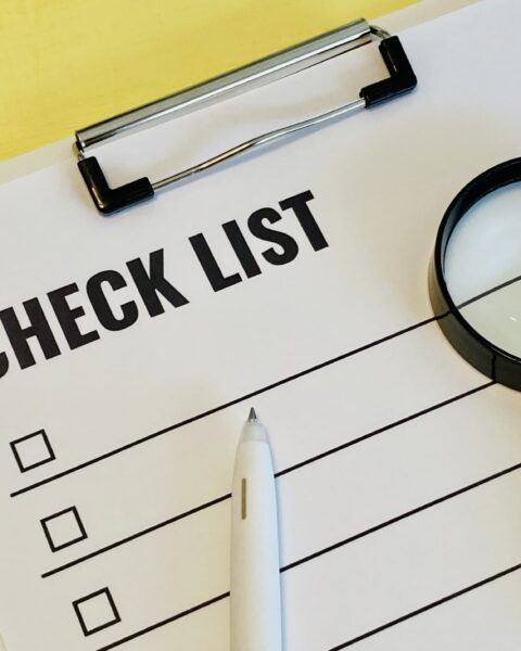 チェックリストと虫眼鏡