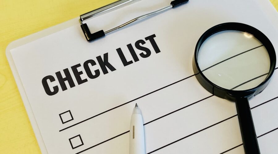 チェックリストと虫眼鏡