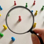 虫眼鏡から駒を覗く画像