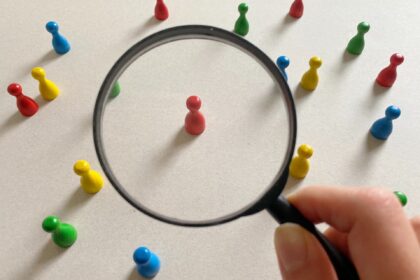 虫眼鏡から駒を覗く画像