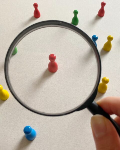 虫眼鏡から駒を覗く画像