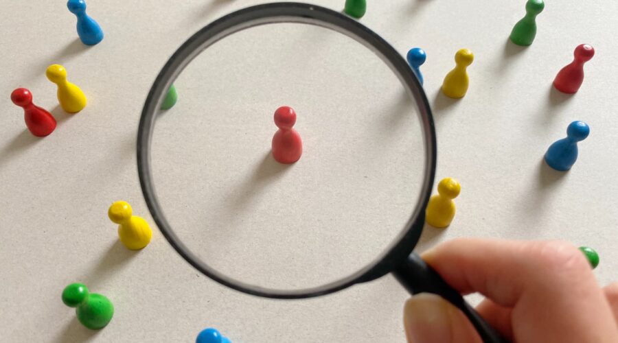 虫眼鏡から駒を覗く画像